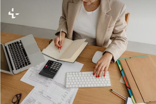 Consulenza fiscale, scrivania con documenti e calcolatrice